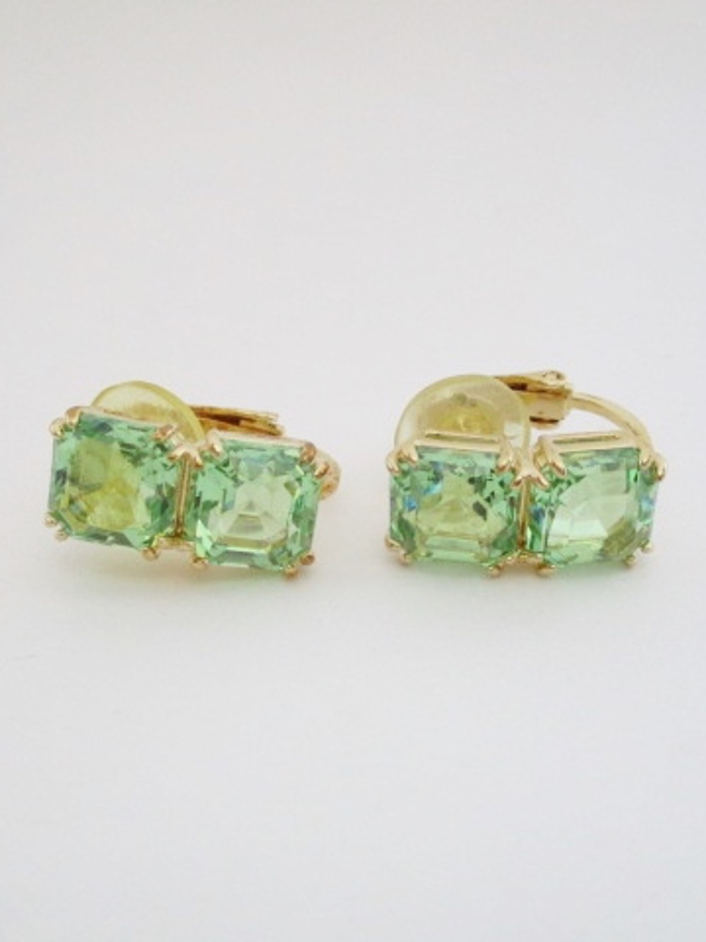 SWAROVSKI - Millenia Clip Earrings Square Cut, Green, Gold-Tone Plated - Picture 2 of 7